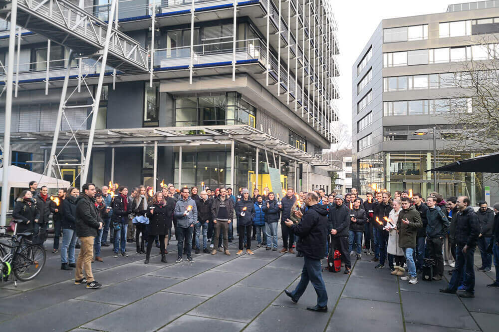 Professor_Finkbeiner_mit_Studenten_Fackelzug_DE1000x665px Bild der Pressemitteilung