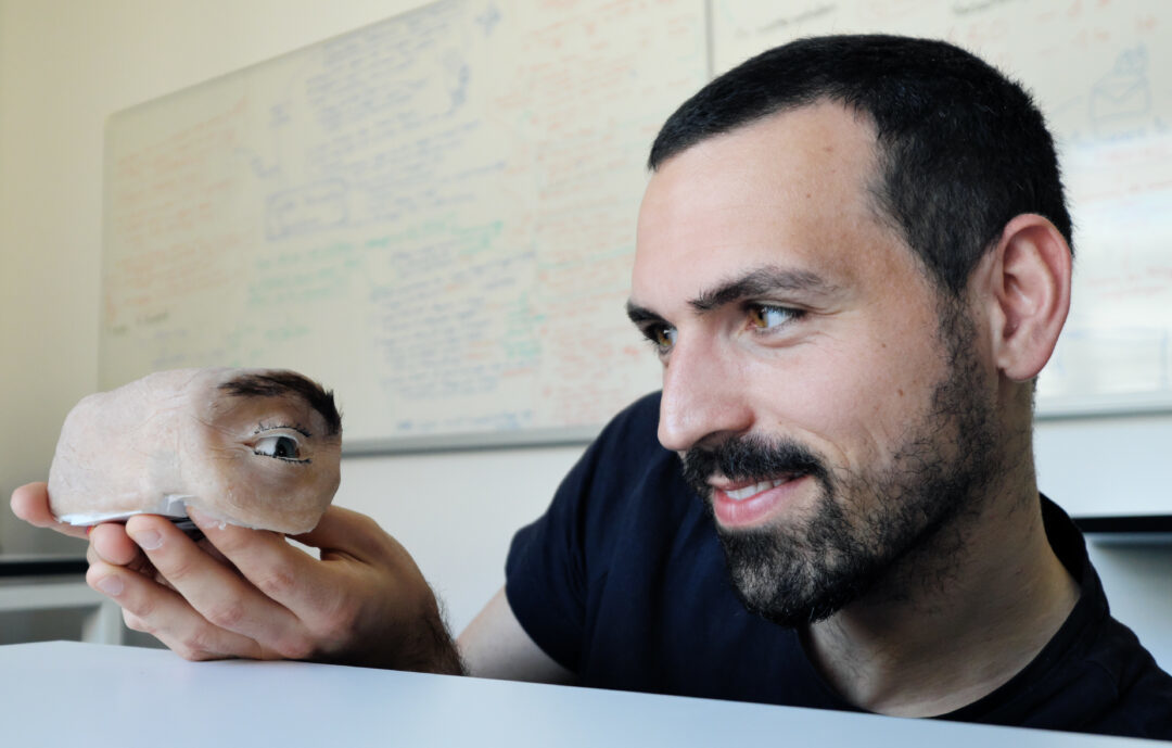 Marc Teyssier mit der anthropomorphen Webcam 'Eyecam' ©Thorsten Mohr